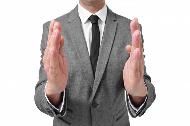 egy férfi meg akarja növelni a pénisz méretét